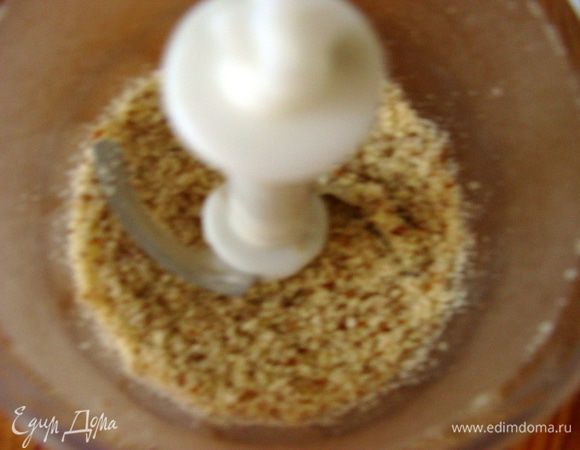 Миндаль или лесной орех измельчить.