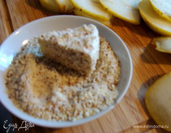 Обвалять кусочки сыра в ореховой муке. Выложить на раскаленную сковороду и обжарить с двух сторон (можно с 4-х) без масла. Не больше, чем по минуте с каждой стороны. Грушу прокалить на той же сковороде. Если груша порезана кубиками, то перемешать, если плоскими дольками, то достаточно прокалить с одной стороны.
 Как приготовить карамельный соус: 
 Нужна кастрюлька с толстым дном или можно взять обыкновенную, но тогда готовить не на огне, а на водяной бане, как я и делала.
 В сахар добавить воду, растопить и варить помешивая 15-20 минут. Когда сахар раствориться, добавить сливочное масло.
 Влить уксус и поварить еще 2-3 минуты. Остудить почти до комнатной температуры. Когда соус горячий, он довольно сильно жидкий, по мере остывания, соус загустеет.
 
 