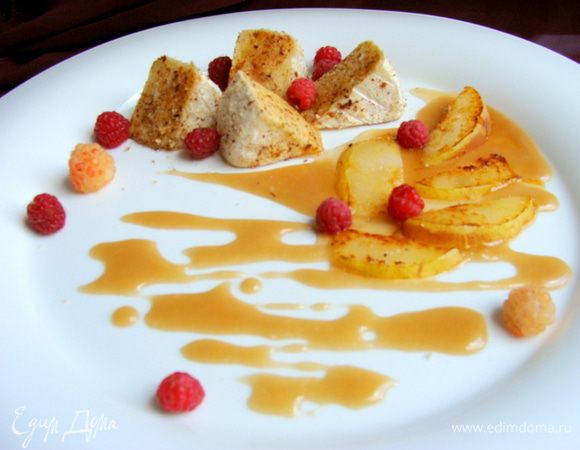 На тарелку выложить кусочки сыра. Рядом полить карамельным соусом, на него выложить горячую грушу. Украсить малинкой.