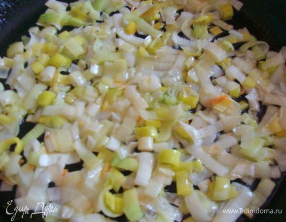 Лук-порей (лучше белую часть стебля), порезать и обжарить до слегка золотистого цвета.