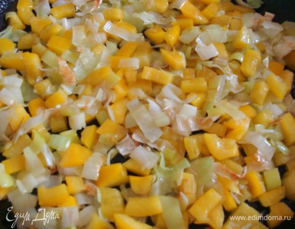 Перец, очистить от семян, порезать кубиком и добавить к луку, обжарить все вместе пару минут, немного присолить и подержать на огне еще минутку.