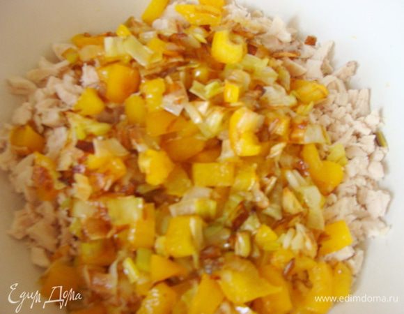 Отправить обжаренные овощи к мясу.