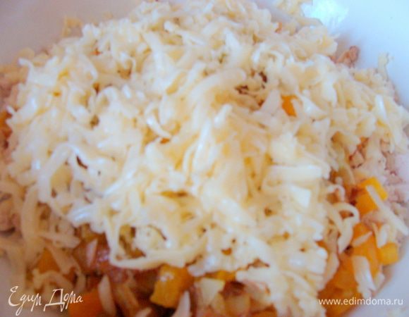 Потереть сыр и добавить ко всему остальному.