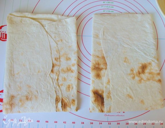 Лаваш разрезать ножницами пополам, сразу все 3 листа. (у меня было 3)