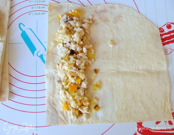 По 2-3 ст\л на один кусочек лаваша.