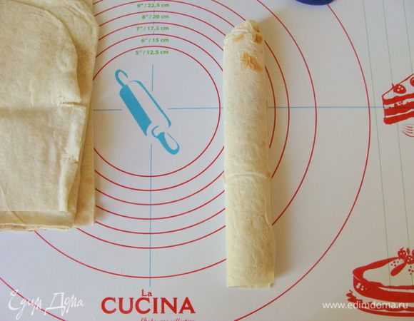 Начинку придавить и завернуть лаваш трубочкой.