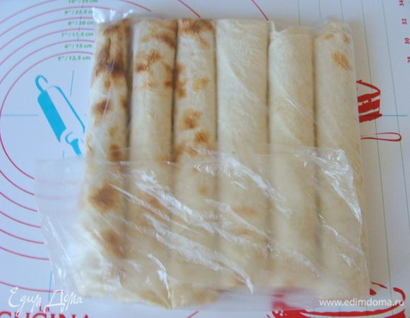 Для того, чтобы трубочки не подсохли, пока скручиваются остальные, готовые убираем в пакетик)