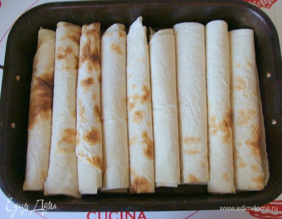Дальше я выложила трубочки на противень, но не для того, чтобы запечь, хотя и запечь и тоже конечно можно! Но тогда это будет совсем другое блюдо)