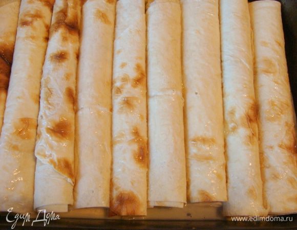 Я их сложила так, чтобы залить взбитыми с молоком яйцами, для того, чтобы они пропитались и не стали сухими при обжаривании! Яичную смесь, нужно немного присолить.