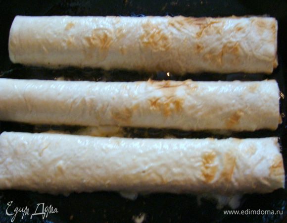 Пока трубочки пропитываются, а для этого хватит нескольких минут, разогреваем сковороду. Я жарила на ароматном оливковом масле, которое осталось у меня из под вяленых помидорок! Оно с приправками и чесночком, предало палочками вкус дымка)) Но очень хорошо сюда подойдет и топленое масло! хотя пожарить по большому счету, можно на любом!