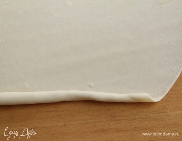 Начиная с нижнего края, скатать плотным рулоном тесто (примерно 2 см).