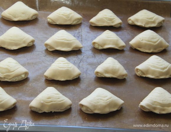 Выложить сфольятелли на антипригарный лист. Выпекать при 200*С 20-25 минут (ориентируйтесь по своей духовке!)