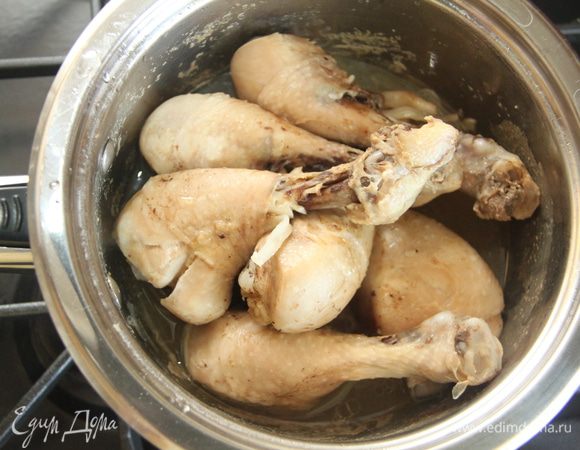 Отварить куриные бёдрышки (извините, были только голени). Вес мяса дан без костей. Бульон сохранить.