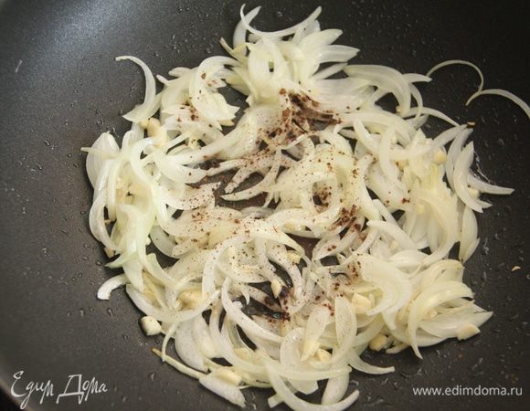 Добавить щепотку сахара и щепотку корицы.