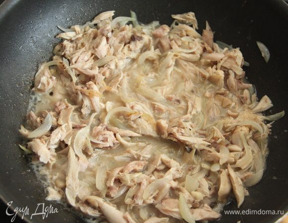 Добавить куриное мясо и бульон. Посолить по вкусу. Довести до кипения и выключить огонь.