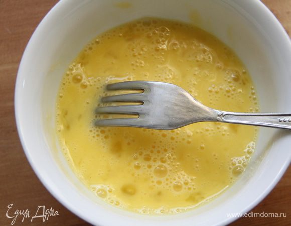 Яйца взбить вилкой.