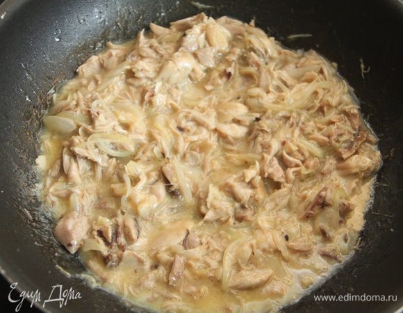 Яйца влить в основную массу, перемешать.