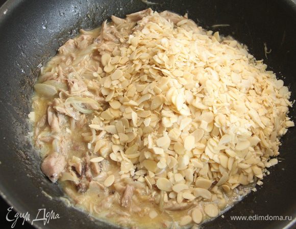 Добавить миндальные хлопья, перемешать.