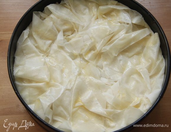 Верх накрыть двумя листами фило (конечно смазать маслом). Поднять свисающие края теста к центру. Верх смазать маслом.