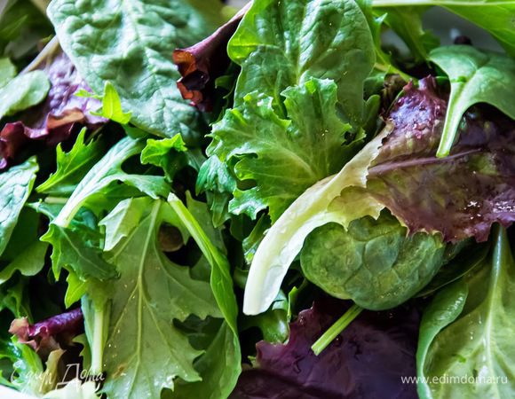 Смешайте зелень.