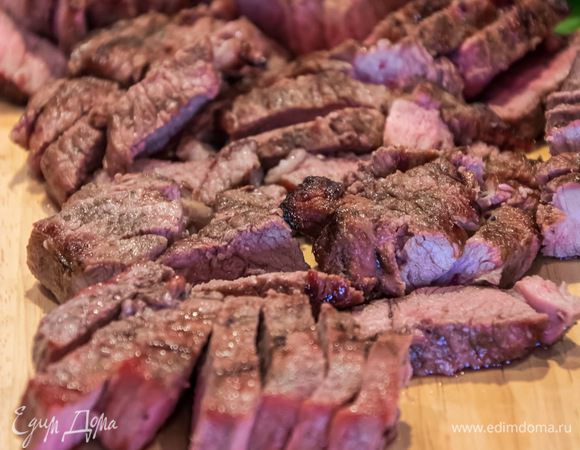 Мясо надо приготовить на гриле или обжарить в небольшом количестве масла. Мясо не должно получиться жирным. Нарежьте его пластинками пока оно ещё горячее.