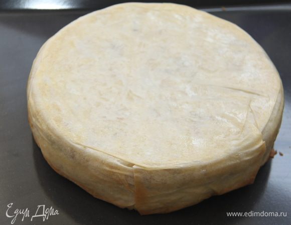 Пирог перевернуть на противень вверх дном.  