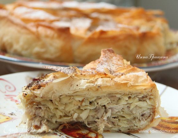 Горячий пирог вернуть в исходное положение, верх присыпать сахарной пудрой и корицей. 
Приятного аппетита!