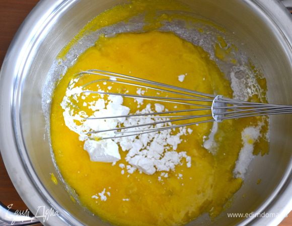 Желтки энергично размешать с сахаром. Добавить кукурузный крахмал.