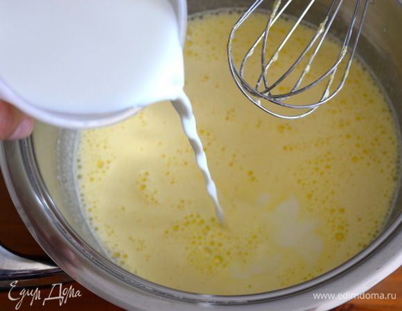 Постоянно взбивая венчиком, влить струйкой молоко. Размешать, чтобы не было комочков.