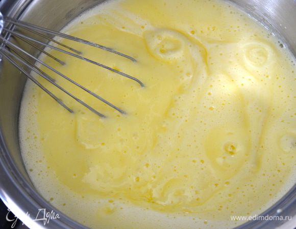 Для приготовления крема лучше взять кастрюльку с двойным дном (или готовить на водяной бане). Поставить крем на средний огонь и варить, постоянно помешивая, пока не закипит. Проварить пару минут и снять с огня. Остудить крем до холодного состояния (я ставлю кастрюльку в холодную воду).  