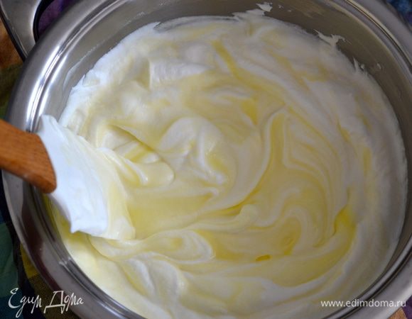 Отдельно взбить очень холодные сливки. Вмешать их в полностью остывший крем.
