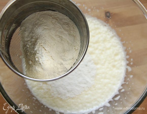 В массу добавить просеянную муку и разрыхлитель.