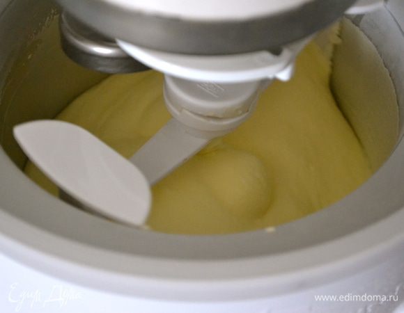 Далее приготовить мороженое в машинке, согласно инструкциям производителя или убрать сливочную массу в морозилку и далее готовить, как я уже описывала в рецепте Шоколадного мороженого http://www.edimdoma.ru/retsepty/67903-shokoladnoe-morozhenoe-s-chernym-pertsem.