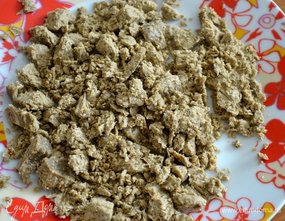 Халву раскрошить на кусочки...