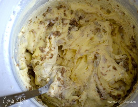 Добавить в готовое мороженое. Переложить мороженое в контейнер с крышкой и убрать в морозилку на 4 часа...  