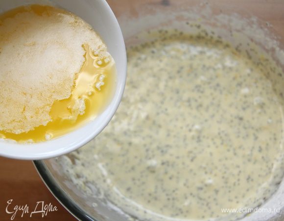 В тесто влить растопленное сливочное масло.