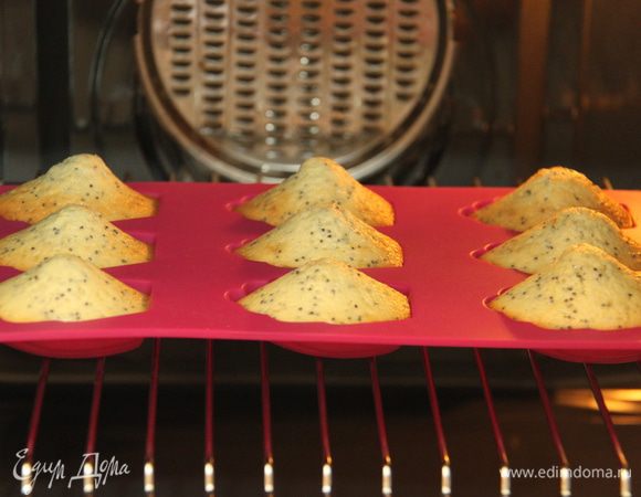 Выпекать в предварительно разогретой духовке при 180*С примерно 10 минут.