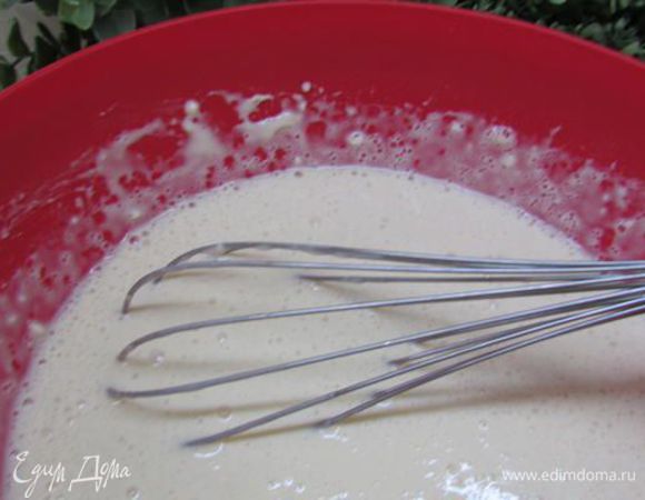 Затем добавьте муку и всё хорошо перемешайте с помощью венчика. Тесто должно получиться как на оладьи.