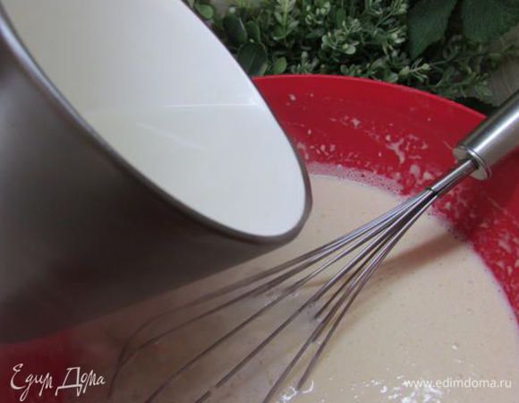 Влить стакан крутого кипятка, перемешать.