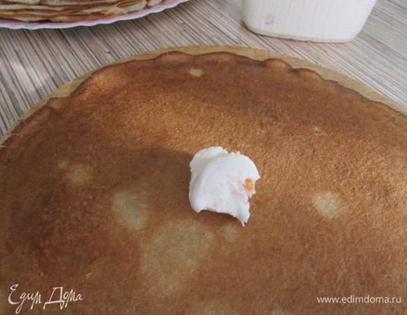 Сборка: на серединку блинчика выложить начинку, сформировать шарик (сначала я свернула его вместе с начинкой в рулетик, а потом по спирали в улитку, хвостик от блинчика подогнула под низ спиральки).