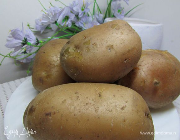 Картофель хорошо помыть и поставить на огонь. Варить в мундире до полной готовности. Хорошо остудить.