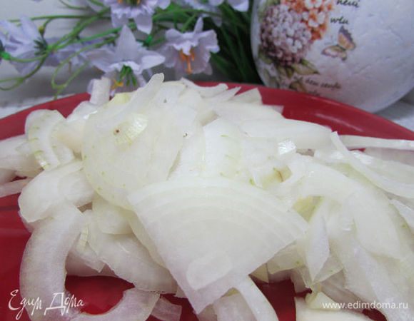 Лук почистить, порезать полукольцами.