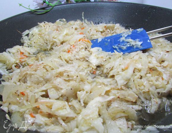 Затем обжарить лук на оливковом масле до прозрачности. Положить квашеную капусту (отжать сок) и пожарить около 3 минут. Добавить соль (здесь ориентируйтесь на свой вкус, я соль не положила, но добавила сахар 1 ст. л.), молотый перец, мускатный орех и яблочный сок. Тушить 15 минут под закрытой крышкой. 