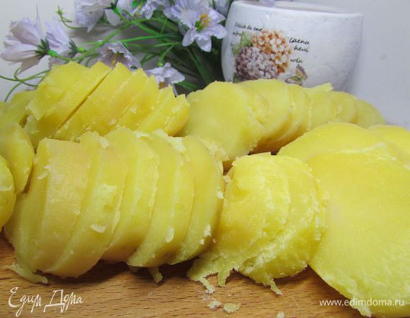 Отварной картофель почистить и порезать кружочками.