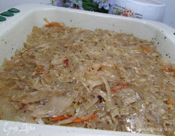 Вторым слоем уложить тушеную капусту.