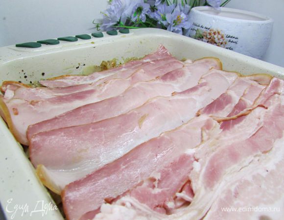 Сверху выложить полоски бекона.