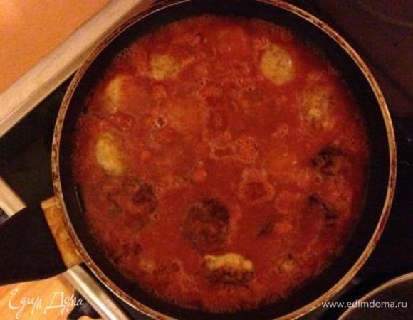 Соус добавить к тефтелям, потушить 7 минут.