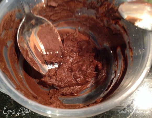 Разогрейте духовку до 170 градусов.

Размешайте какао-порошок с горячей водой и дайте немного остыть.