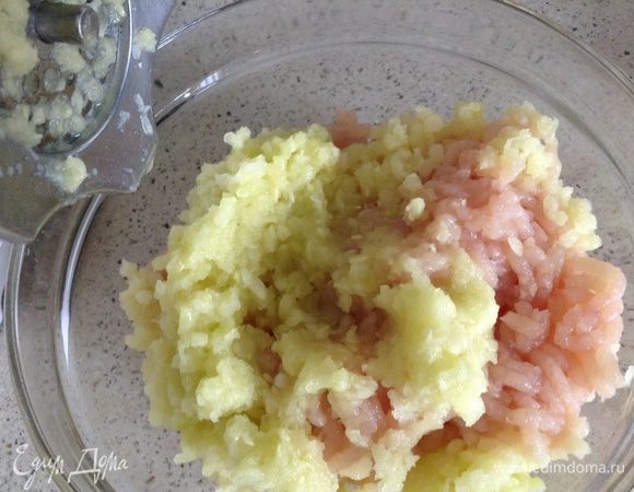 Прокрутить фарш из куриного филе и кабачка.