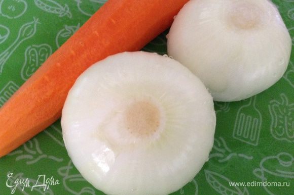 Очистить лук и морковь.